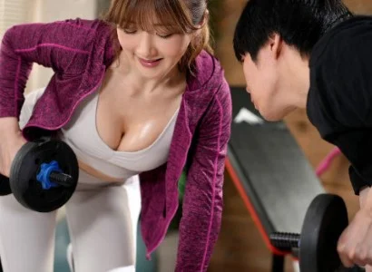 Cặp đôi chàng trai số hưởng và nữ PT gợi cảm đụ nhau