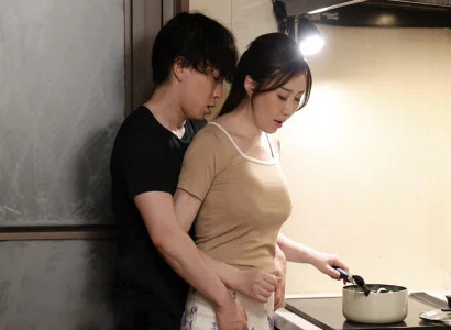 Mẹ kế của chồng sung sướng bên con chồng