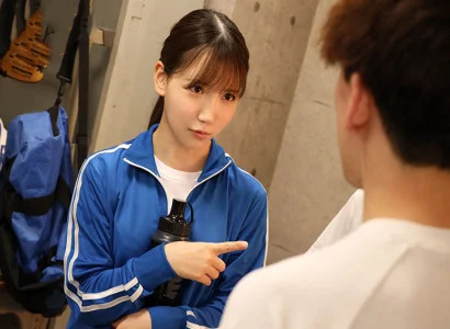 các cầu thủ nghiệp dư trong câu lạc bộ bóng đá quan hệ tập thể với cô gái xinh trong phòng thay đồ
