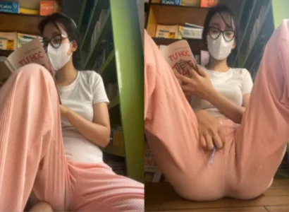 Bé vừa đọc sách vừa nhét sextoy vào lồn cho sướng