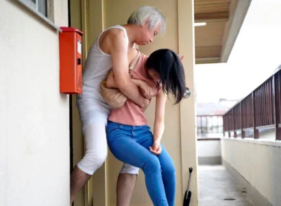 Cô dâu mới cưới bị bố chồng già làm chuyện ấy