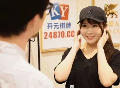 Cô nhân viên giao hàng dễ tính khi trao đổi
