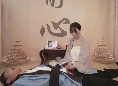 Vị nữ tu xinh đẹp giúp vị đạo sĩ bị thương