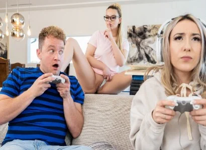 người con gái mải chơi game lúc nào cũng thế nên bị bạn thân cướp người yêu