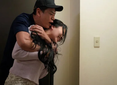 Nữ ca sĩ bị fan xấu xa bức ép quan hệ vì vẻ đẹp không cưỡng lại được