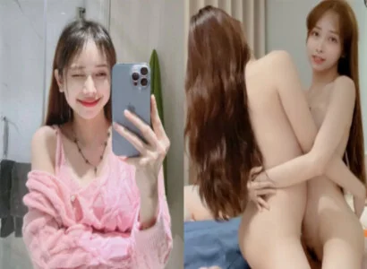 Cặp bạn thân gồm Lâm Thái Vy móc bím trong suốt buổi phát trực tiếp