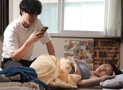 Hắn ta ham nhìn người yêu ngoại tình