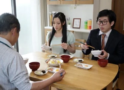 Nứng quá, con dâu banh vùng kín cho bố chồng địt